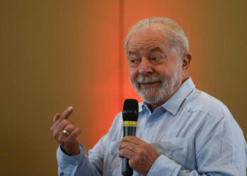 Lula volta a ameaçar com regulação (censura!) da imprensa