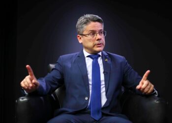 Alessandro Vieira afirma que “não adianta ter um nome novo comandado por Edivan Amorim”