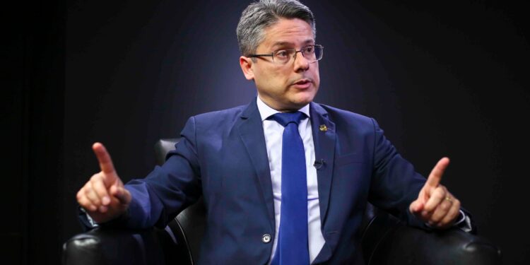 Alessandro Vieira afirma que “não adianta ter um nome novo comandado por Edivan Amorim”