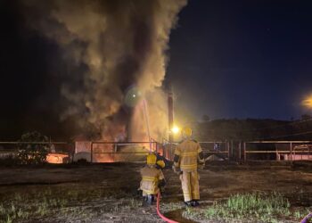 Corpo de Bombeiros combate incêndio em fábrica de asfalto no município de São Cristóvão