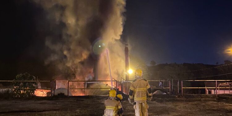 Corpo de Bombeiros combate incêndio em fábrica de asfalto no município de São Cristóvão