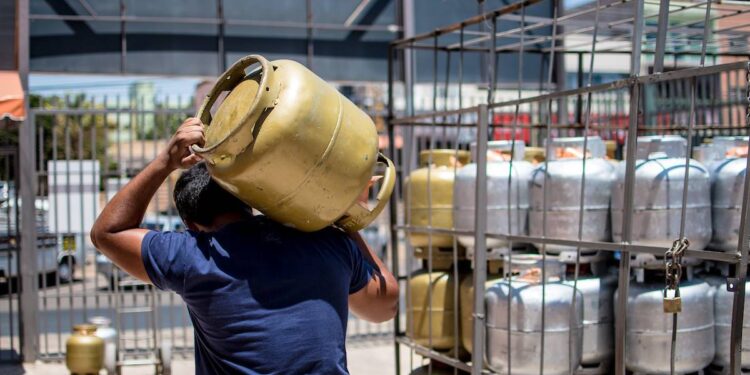 Vale-Gás de R$ 53 volta a ser pago nesta semana; veja o calendário