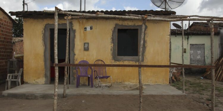 Moradores de Indiaroba se mostram felizes com os serviços do Programa Novo Lar em suas residências