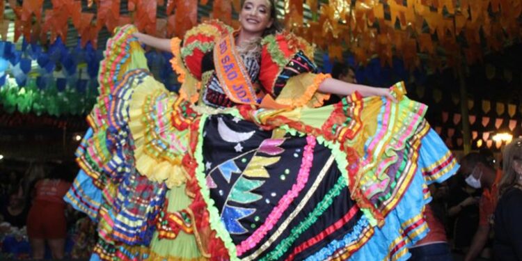 Eleitas as rainhas adultas, mirim e kids do São João de Estância