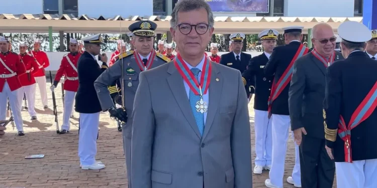 Laércio Oliveira é condecorado com a Ordem do Mérito Naval
