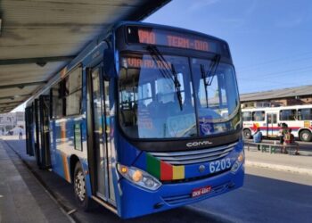 Gasolina mais cara faz pessoas trocarem carro por ônibus, prova estudo