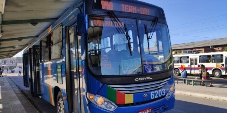 Gasolina mais cara faz pessoas trocarem carro por ônibus, prova estudo