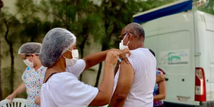 Seis em cada dez mortos pela covid não tomaram a 3ª dose da vacina