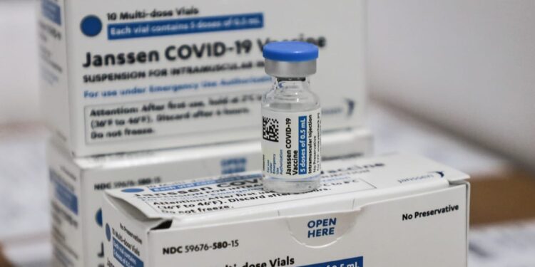 Pessoas entre 18 e 39 anos vacinadas com a Janssen devem tomar segunda dose de reforço