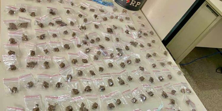 Polícia Militar prende suspeitos de tráfico de drogas no Santos Dumont