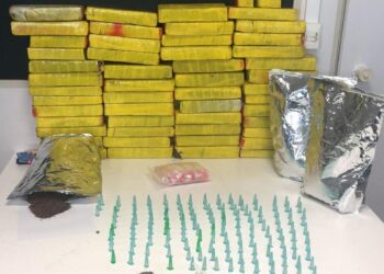 Polícias interceptam ônibus e flagram passageira com malas contendo maconha k2 e cocaína em Cristinápolis