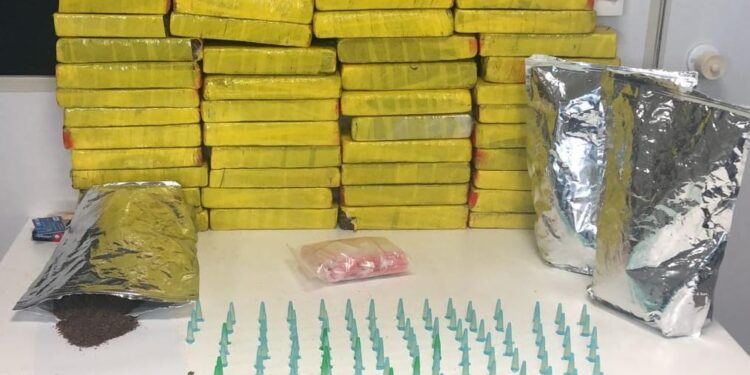 Polícias interceptam ônibus e flagram passageira com malas contendo maconha k2 e cocaína em Cristinápolis