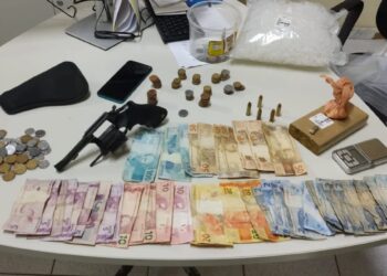 Delegacia de Carmópolis prende suspeito de tráfico e apreende drogas, dinheiro e arma