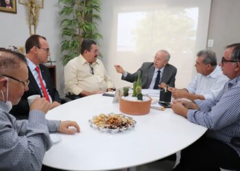 Presidente Luciano Bispo recebe representantes da Fecomércio