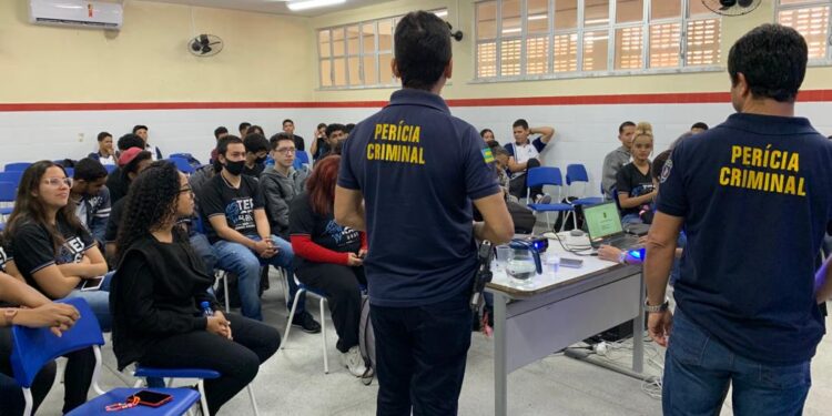 Peritos do IAPF participam de ação em escola de Nossa Senhora do Socorro