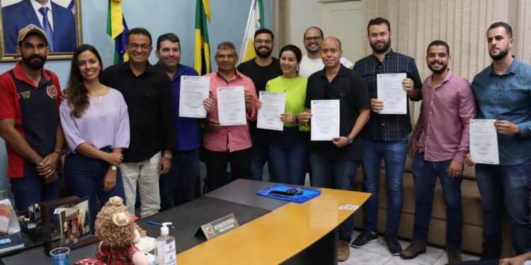 Prefeito Adailton Sousa assina seis ordens de serviços estruturantes para Itabaiana