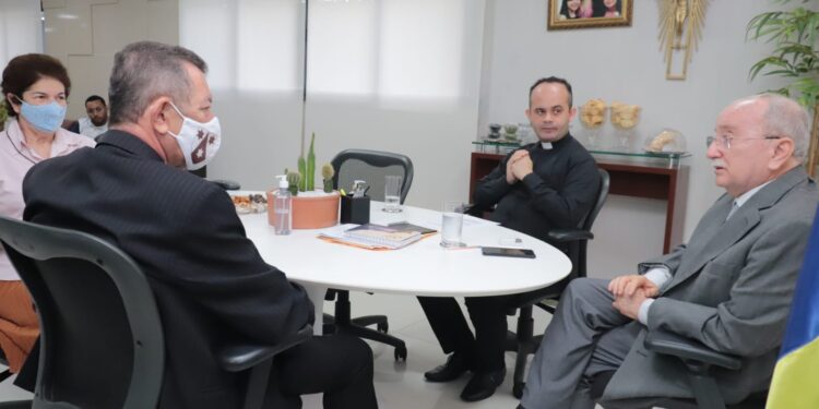 Luciano Bispo recebe visita do arcebispo Metropolitano de Aracaju