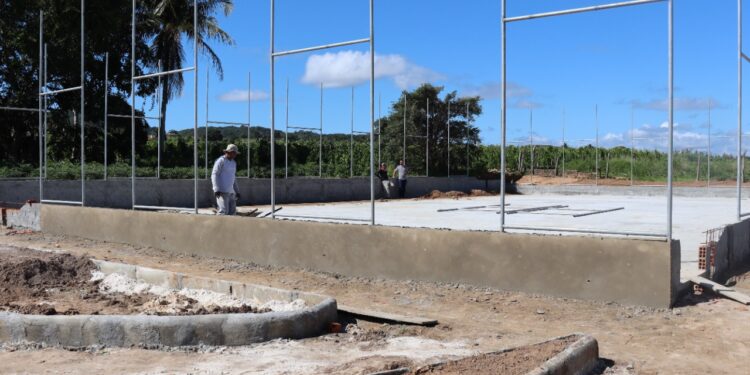 O trabalho não para: Construção de praça no povoado Zanguê segue a todo vapor  