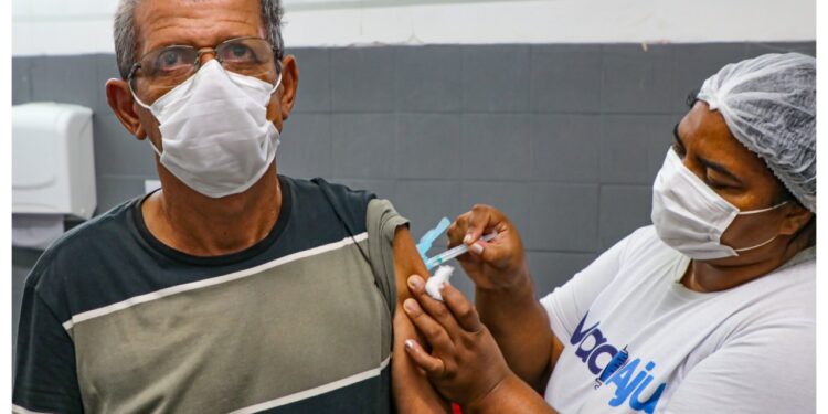 Campanha contra a Influenza tem 62% de cobertura nos grupos prioritários e segue com vacinação para público em geral