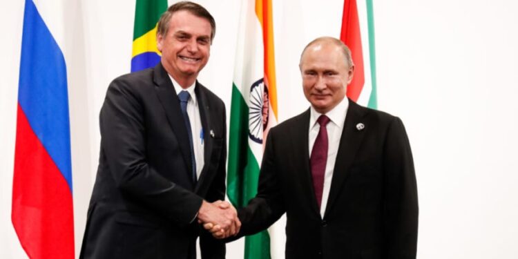 Em telefonema a Bolsonaro, Putin garante envio de fertilizantes ao Brasil