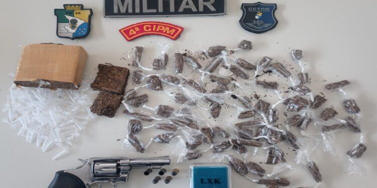 Polícia Militar apreende drogas e arma de fogo no município de Simão Dias