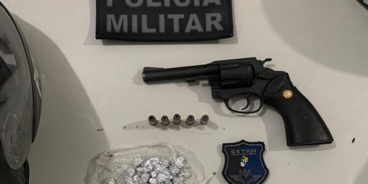 PM prende dupla por porte de arma de fogo na Zona Norte de Aracaju