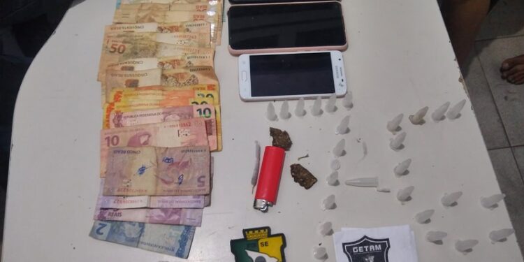 PM prende dois indivíduos por tráfico de drogas em Lagarto