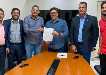 Prefeito do município de Santo Amaro das Brotas, Paulo César, assina convênio com o ipesaúde