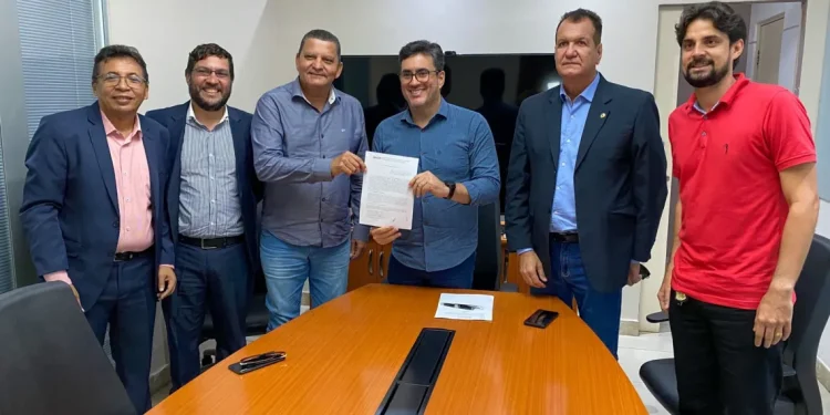 Prefeito do município de Santo Amaro das Brotas, Paulo César, assina convênio com o ipesaúde