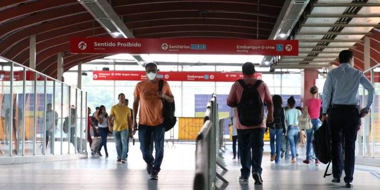 São Paulo volta a obrigar uso de máscaras contra covid-19