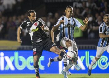 Vasco para no travessão e empata com Grêmio em São Januário