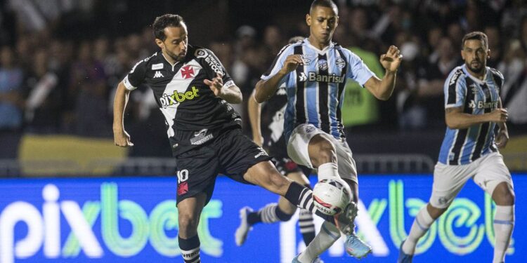 Vasco para no travessão e empata com Grêmio em São Januário