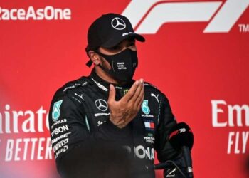 Hamilton responde em português fala racista de Nelson Piquet