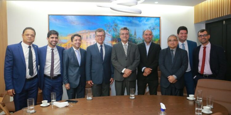 Na presidência, Fabiano recebe visita oficial de progressistas