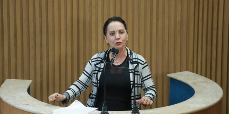Emília destaca crescente índice de violência contra a mulher