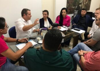 Secretaria de Obras e Deso discutem problemas causados pela companhia em Itabaiana