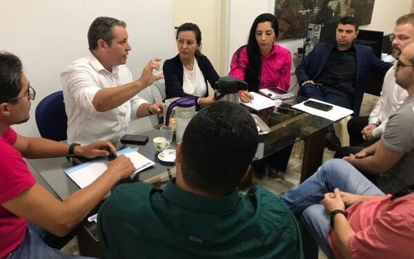 Secretaria de Obras e Deso discutem problemas causados pela companhia em Itabaiana