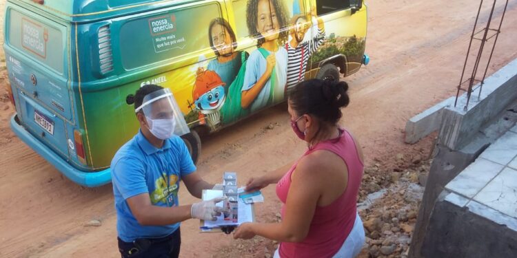 Energisa troca lâmpadas para famílias beneficiadas pela tarifa social