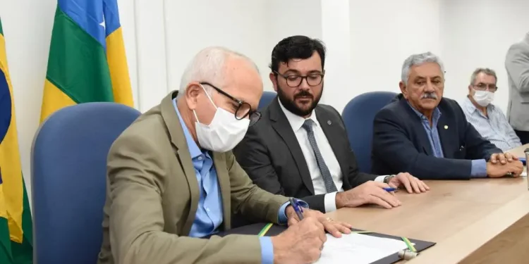 Prefeitura e SPU assinam acordos para doação de terrenos para obras e regularização fundiária em Aracaju