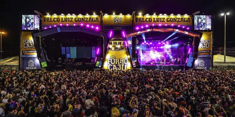 Forró Caju 2022: véspera de São Pedro foi marcada por romantismo e animação na praça de eventos em Aracaju