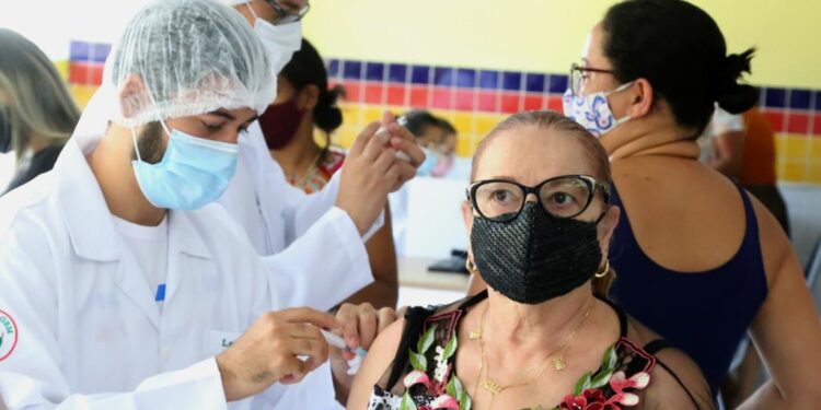 Covid-19: Aracaju inicia aplicação da 4ª dose na população acima de 50 anos