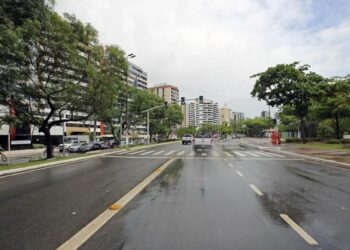 Com alerta em vigor, Defesa Civil mantém atenção à possibilidade de chuva moderada na capital
