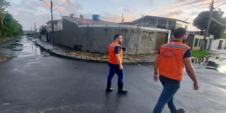 Defesa Civil de Aracaju atende chamados da população e monitora áreas de risco