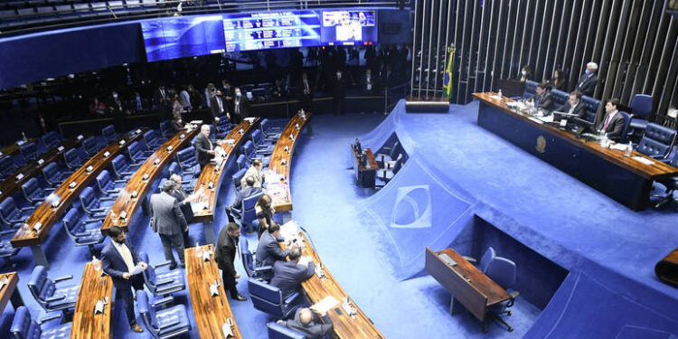 Senado aprova PEC que cria voucher a caminhoneiros e aumenta Auxílio Brasil