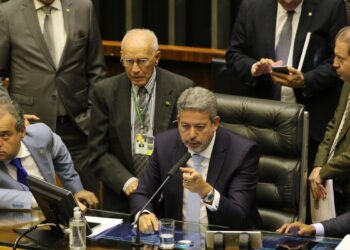 Após decisão, Arthur Lira determina que deputado reassuma mandato