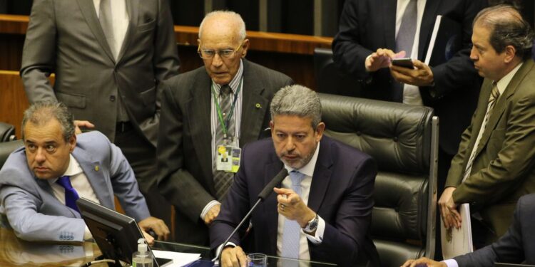 Após decisão, Arthur Lira determina que deputado reassuma mandato