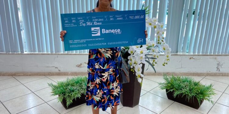 Banese Card entrega prêmio de R$ 10 mil a cliente em Simão Dias