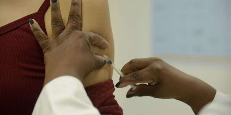 Covid-19: Brasil registra 291 óbitos e 75,1 mil casos em 24 horas