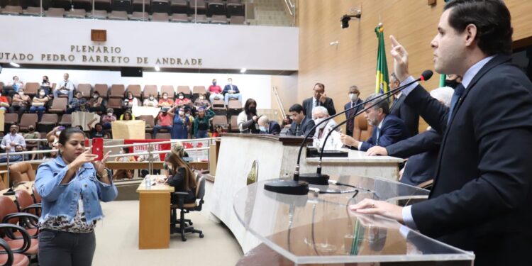 Rodrigo Valadares diz que vai processar o SINTESE e Iran Barbosa critica agressões