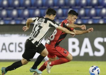 Libertadores: Athletico-PR arranca empate com Libertad e avança